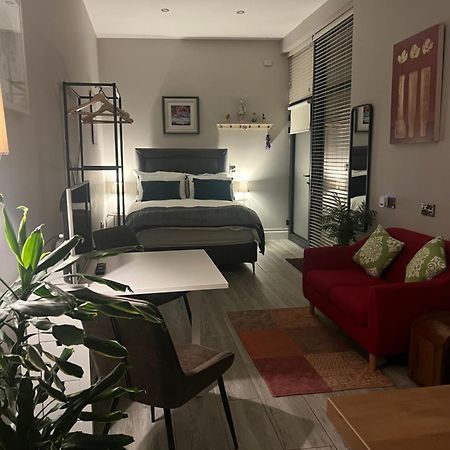 Hugo Mews Bright Studio Apartment Брей Экстерьер фото