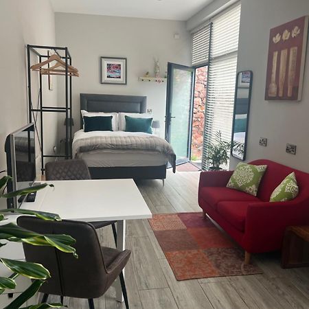 Hugo Mews Bright Studio Apartment Брей Экстерьер фото
