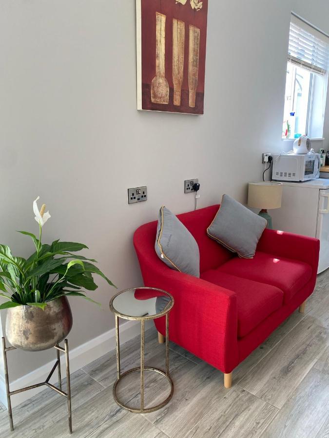 Hugo Mews Bright Studio Apartment Брей Экстерьер фото