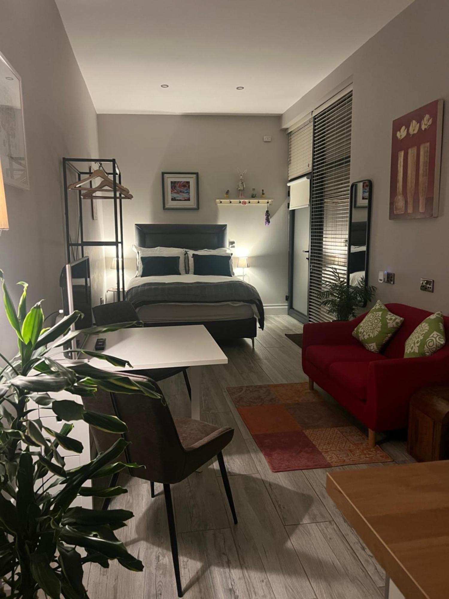 Hugo Mews Bright Studio Apartment Брей Экстерьер фото